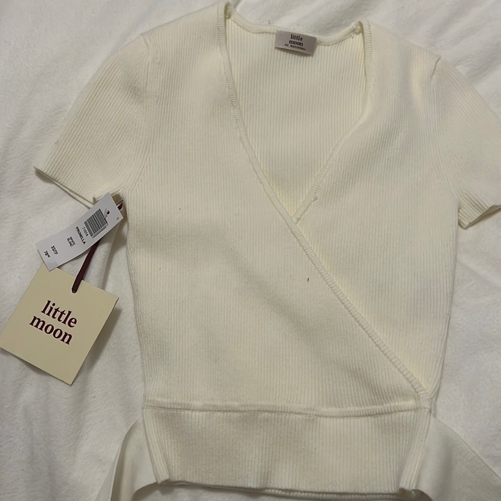 NWT‼️ Aritzia white crop top.